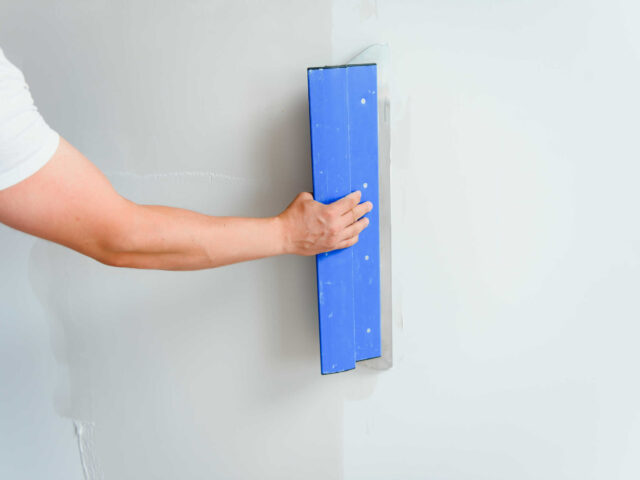 vecteezy_a-man-processes-the-wall-with-a-spatula-plasterer-at-work_40340914 vecteezy_a-man-processes-the-wall-with-a-spatula-plasterer-at-work_40340914